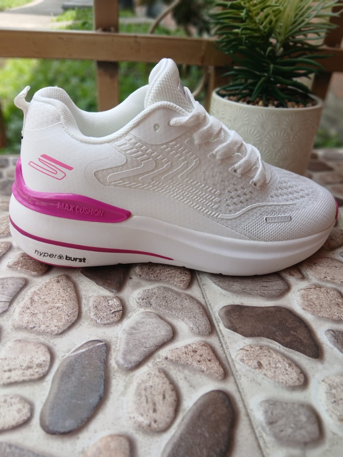 Skechers Max Cushioning Hyper Brust - Imagen 4