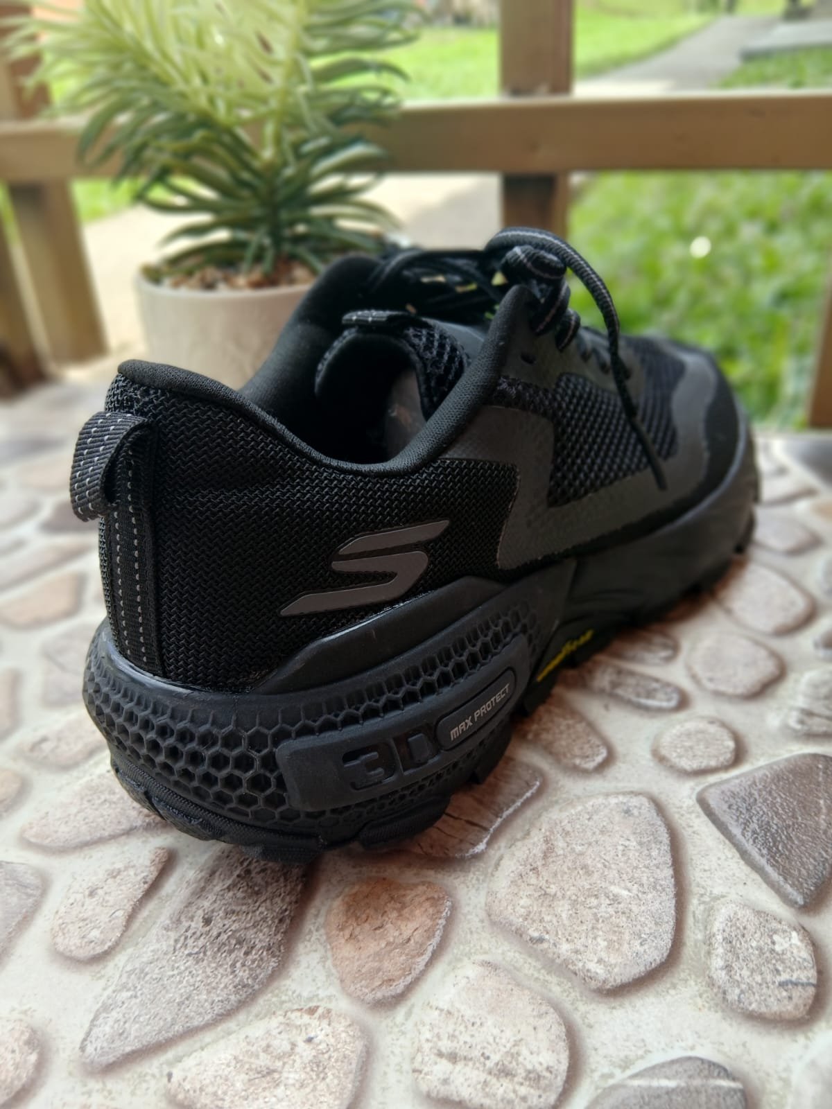 Skechers Max Protect - Negro - Imagen 4