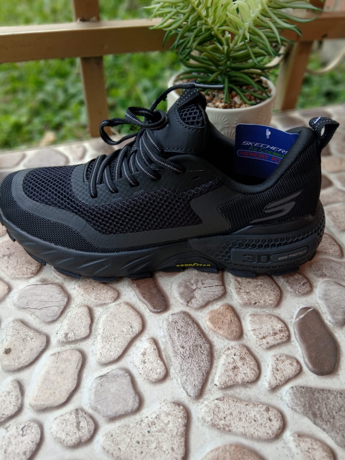 Skechers Max Protect - Negro - Imagen 3