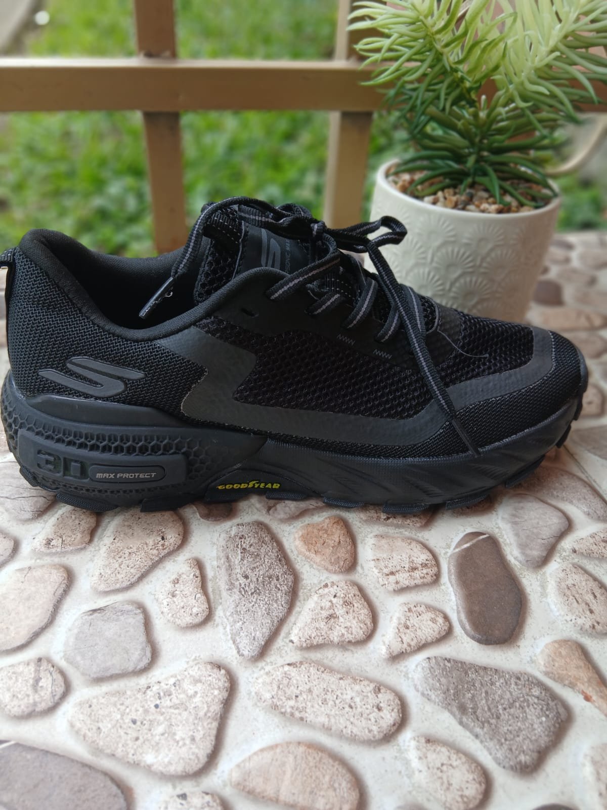 Skechers Max Protect - Negro - Imagen 2